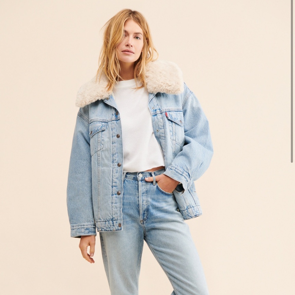 Levis oversized sherpa trucker jacker size M